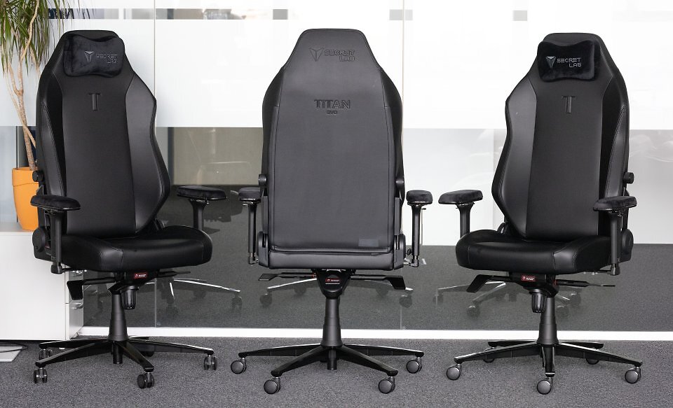 Der Secretlab Titan Evo Nanogen steht für den klassischen Premium-Gaming-Stuhl: hohe Lehne, ausgeprägte Sitzwangen, dicke Polster und Rennsitz-Anmutung. Ergonomisch bleibt diese Bauart aber näher am Gaming-Sessel als an den neuen Modellen mit Synchronmechanik.