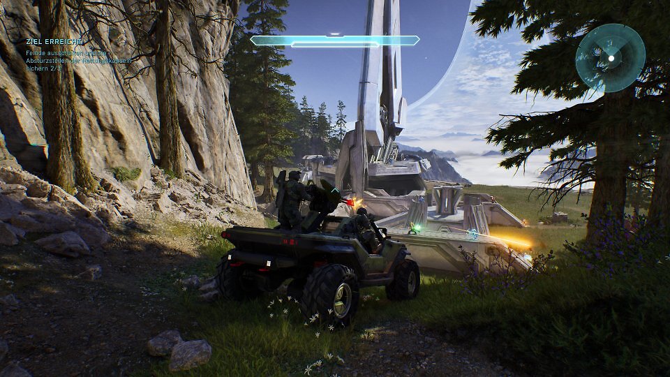 Die Engine ist neu, nahezu alle Inhalte wurden erneuert, das Gameplay wurde behutsam modernisiert und ausgeweitet, die komplette Grafik aufgewertet, die Sounds sind satter und dynamischer, die im Original gemalten Hintergründe erstrahlen nun in 3D und Cortana macht Witze über 'ungeschützte Wurmteile'. Aber es ist noch immer Halo - es fetzt.