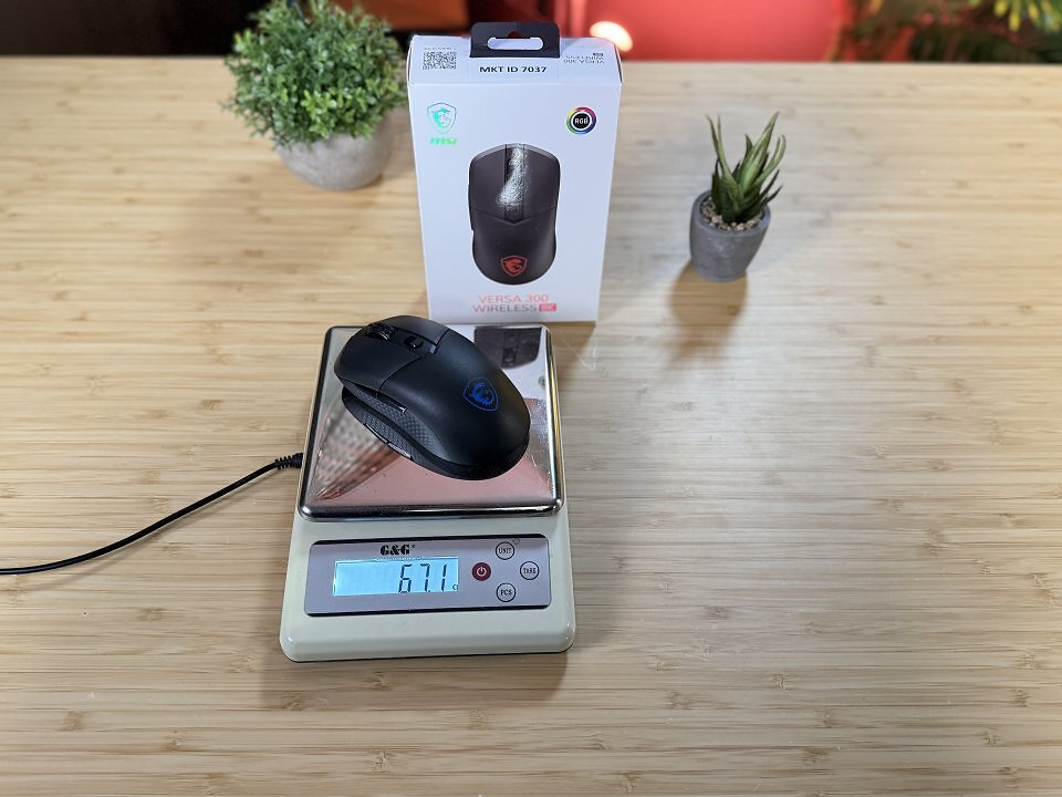 Mit 67,1 g Gewicht gehört die MSI Versa 300 Wireless 8K zwar nicht zu den besonders leichten Gaming-Mäusen. Trotzdem gleitet sie sehr leicht über ein Mauspad aus Hartplastik.