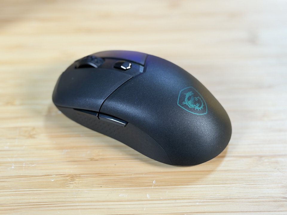 Die MSI Versa 300 Wireless 8K mag sich nicht ganz so wertig wie die Razer Deathadder/Viper V4 Pro oder Logitech G Pro X2 Superstrike anfühlen. Bei der Ergonomie jedoch muss sie sich nicht vor den dreimal so teuren Konkurrenten verstecken.