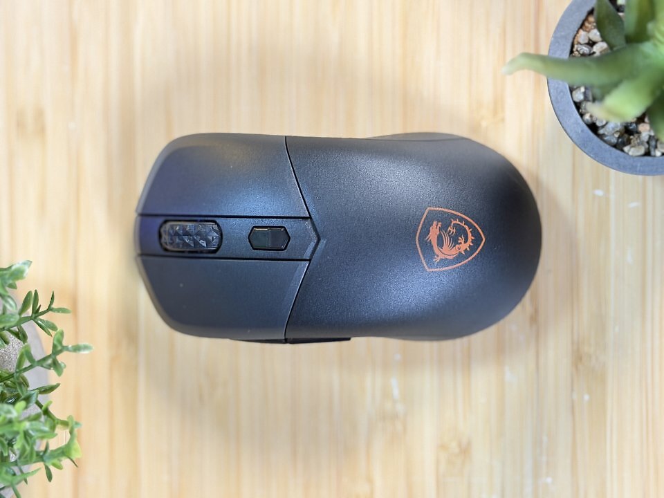 Das Gehäuse der MSI Versa 300 Wireless 8K ist in der Mitte mit 55 mm recht schmal. Das könnte Spieler mit einer sehr großen Hand und/oder langen Fingern gerade beim Palm, eventuell auch beim Claw-Grip, stören.