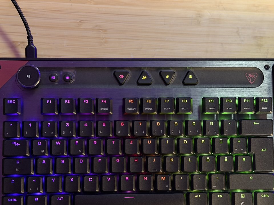 Die Bedienleiste kombiniert Drehregler, Medientasten und vier frei belegbare Schnellzugriffstasten. Praktisch für Medien, OBS, Discord oder Shortcuts; der Druckpunkt der Sondertasten fällt aber recht hart aus.
