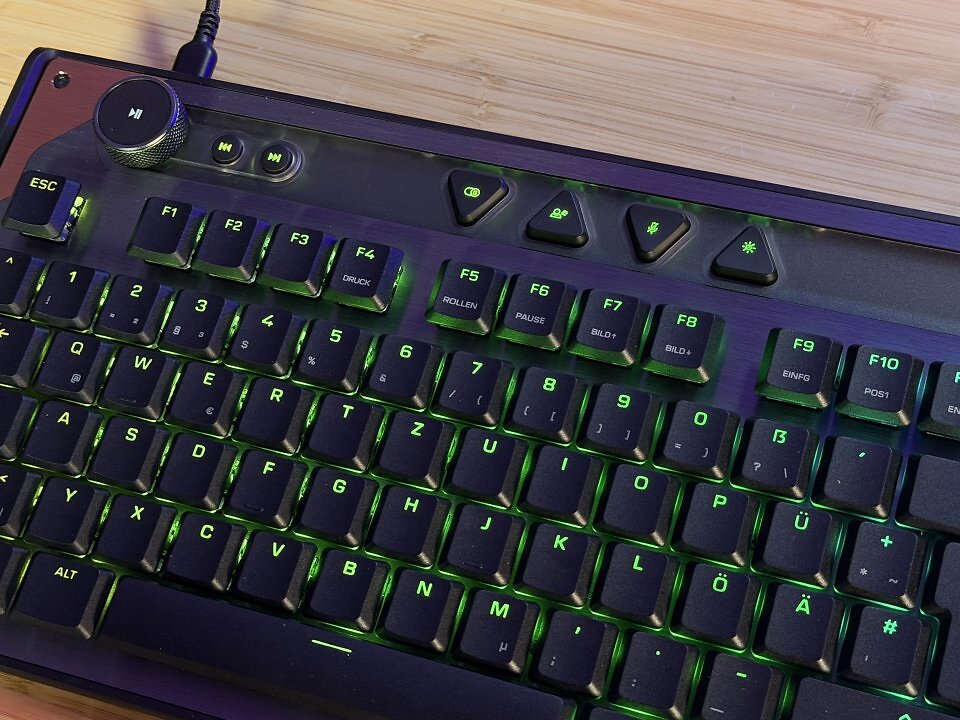 Ein Pluspunkt der Turtle Beach Command Series KB7: Dank Drehregler, Medientasten und vier Shortcut-Tasten gibt es nur wenig Fn-Belegungen ab Werk. Dazu gehört die Doppelbelegung der Tasten F4 bis F12 mit den neun System- und Navigationstasten des Mittelblocks.