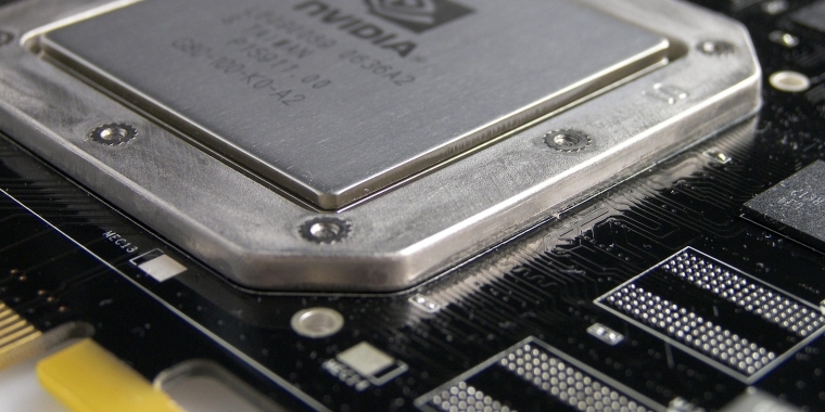 Der G80-Chip versteckt sich (grundlos schamhaft) unter seinem Wärmeableitblech.
