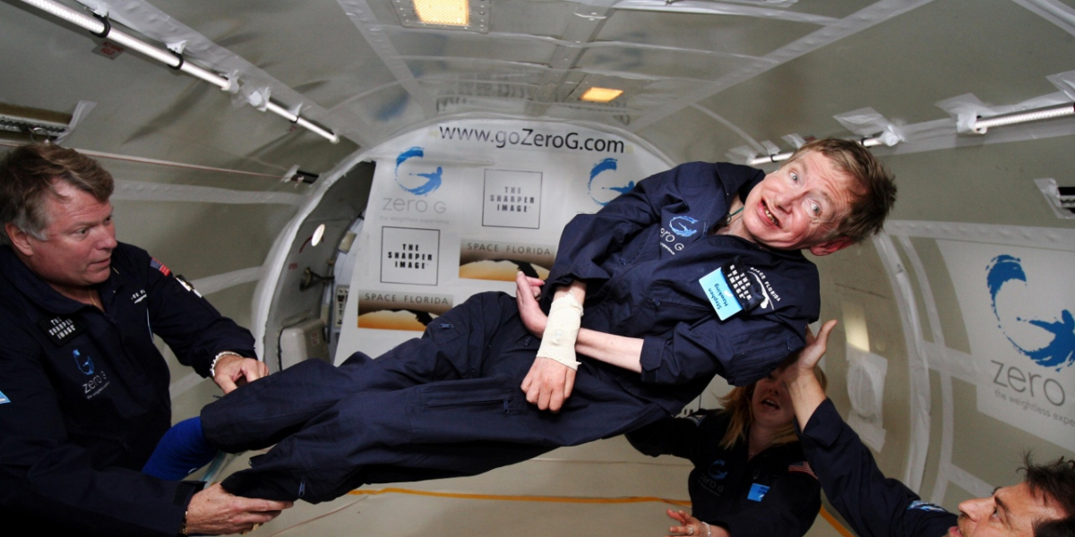 Stephen Hawking konnte sich sogar seinen Traum von der Schwerelosigkeit bei einem Parabelflug erfüllen.