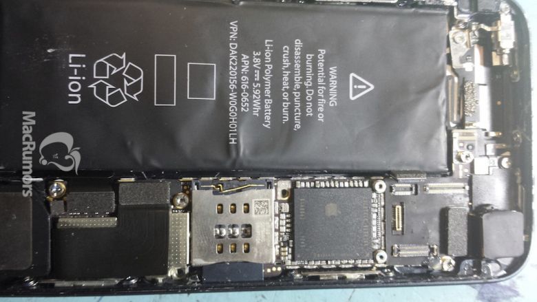 iPhone 5S: Foto zeigt Apple-Smartphone mit stärkerem Akku vor Release. Auf dem Foto ist jedoch kein Hinweis auf einen Fingerprint-Scanner zu finden.