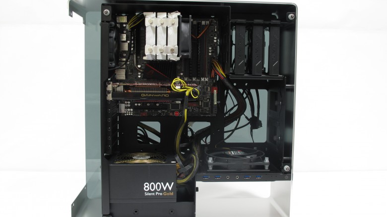 Mit verbauter Hardware könnte ihr Gehäuse so oder so ähnlich aussehen. Hier haben wir unsere Testhardware für den Wärme- und Lautstärketest eingebaut.