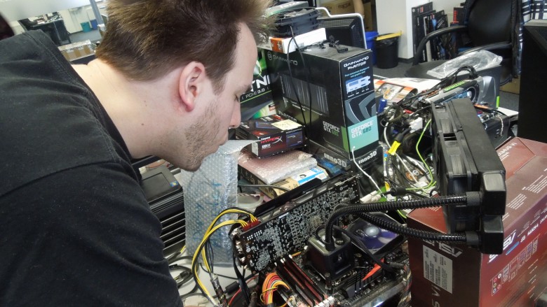 Unser Raff ist aber auch ein ausgefuchstes Kerlchen. Wenn der Kühler der Grafikkarte versagt und die GPU droht zu heiß zu werden, sorgt der Grafik-Guru eben für humanoide Kühlung. In der Praxis heißt das Blasen, äh Pusten und wie Sie sehen hat Herr Vötter als Nichtraucher auch einen ganz langen Atem. Die Frage ist nur, wie lang dieses menschliche Kühlverfahren hilft, bis die Karte dann doch "abraucht".