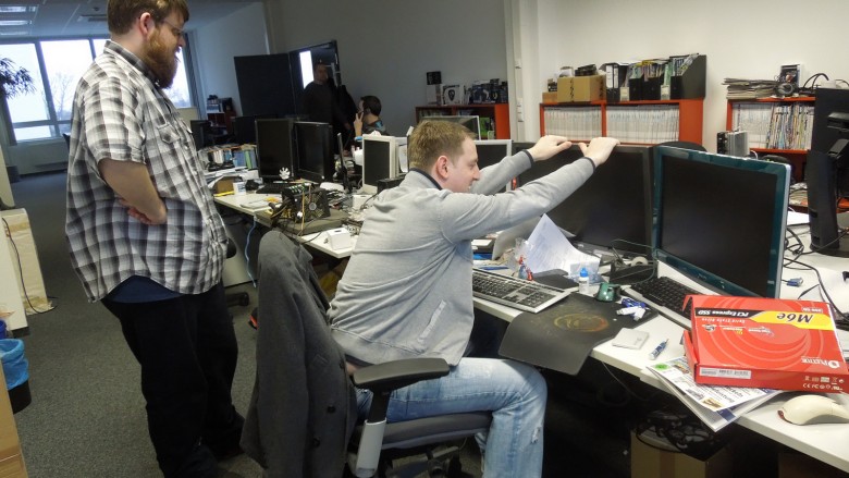 Rien ne va plus - für Fremdsprachen-Feinde "Nichts geht mehr" ist das treffende Motto dieses Bildes mit den Protagonisten Steinhart und Doc Overclock Wilke. Was war passiert? Wir könnten ja kolportieren, unser Forenchef mit Rauschebart hätte so sehr an der Taktschraube gedreht, dass es alle Sicherungen rausgehauen hat. Doch ist er für den Stromausfall, der Steinhart eine Arbeitsunterbrechung verschafft, nicht verantwortlich.