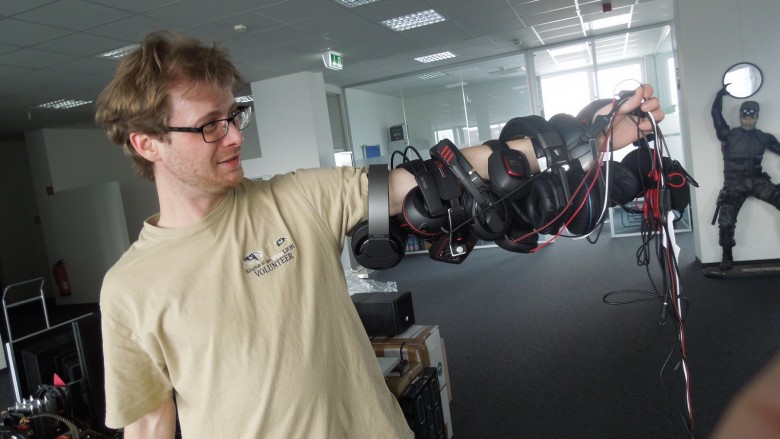 Obwohl ihn die Geräte in der vergangenen Woche einiges an Arbeit und Ärger bereitet haben, konnten wir den Audio-Phil dazu überreden für uns als Mann mit den Headset-Arm zu posieren. Und wer weiß, vielleicht entwickelt sich diese ganz spezielle Art des Transports ja noch als eine brauchbare Alternative zum gewöhnlichen Muskelaufbau durch Hanteltraining. Wir werden Herrn Reuthers Armmuskulatur einmal im Auge behalten.