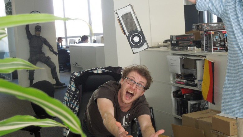 Beginnen wollen wir unseren unterhaltsamen Bilderreigen aus der just vergangenen PCGH-Produktionswoche mit einem Bilderrätsel. Obwohl dort eine Grafikkarte und ein sichtlich panischer Audio-Phil zu sehen ist, hat unsere Rätseleinlage mit einem aktuell sehr gefragten und noch nicht ganz fertig gestellten Spiel zu tun. Posten Sie als erster die Lösung in die Kommentare und Sie gewinnen die volle Packung E-Fame.