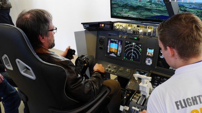 Auf der 12. FlightSim Konferenz war ein Hightech-Simulator eine der größten Attraktionen.