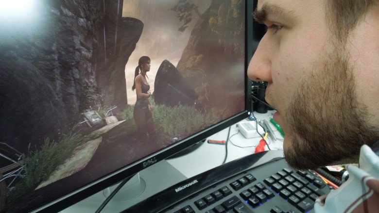"Lara hat aber auch die Haare schön", denkt sich unser Grafik-Guru hier gerade. Zumindest müssen wird das hier behaupten, denn es gibt sicher noch die eine oder andere Stelle, die an der Pixelbraut dank UHD-Auflösung auf 24 Zoll und exzessiver Tessellation äußerst rund und realistisch aussieht. Aber wenn es um hochauflösende und extrem detailreich gerenderte Grafik geht, hält sich Raff mit solchen Belanglosigkeiten nicht auf.