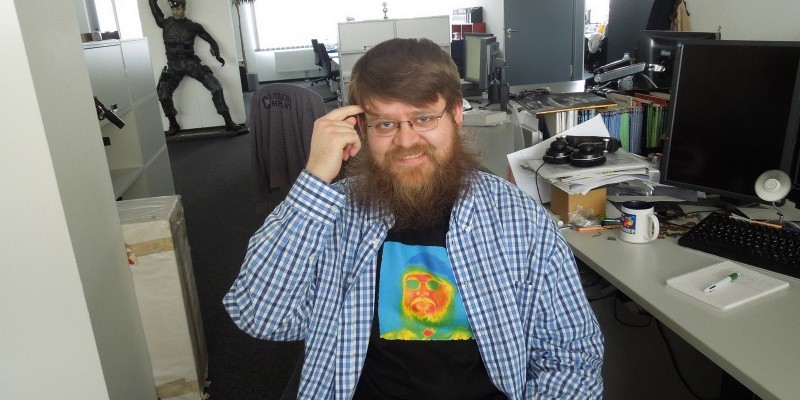7.4.2014: Unser Foren-Chef mit dem Rauschebart fragt sich, warum die Kollegen immer so grinsen wenn er sein brandneues T-Shirt trägt. Das muss wohl an dem seltsam bunten Konterfei liegen, das sich auf dem Kleidungsstück befindet. Und wenn das bunte Gesicht auch an Che Guevara oder Fidel Castro erinnert, ist es doch Doc Overclock Wilkes mit einer Wärmebildkamera abgelichtetes Portrait, das für Erheiterung sorgt.