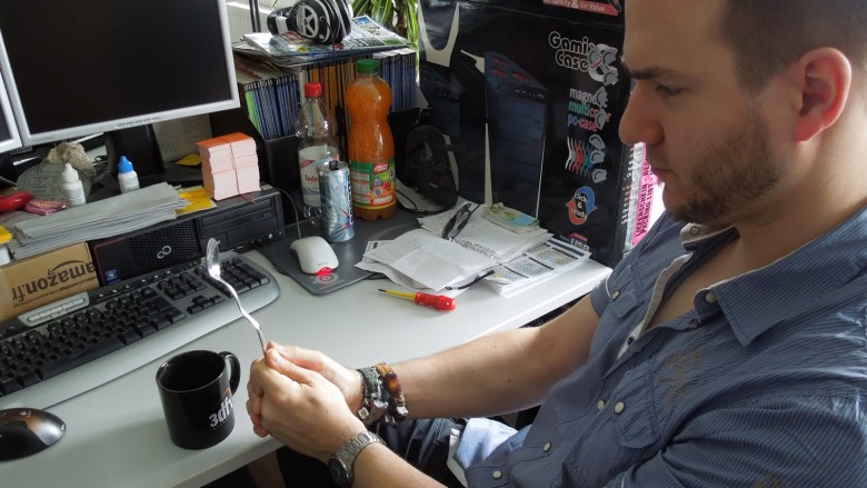 Raffs 3Dfx-Tasse scheint eine magische Wirkung zu haben und alle liquiden Inhalte in Zaubertrank umzuwandeln. Wie sonst hätte der Grafik-Guru in allerbester Uri-Geller-Manier einen Kaffeelöffel mit reiner Gedankenkraft verbiegen können? Vielleicht steckt auch der PCGH-Mentalist Philipp Reuther dahinter. Der sieht dem Hauptcharakter der Mentalist-Serie nämlich sehr ähnlich - zumal sich auch Herr Geller gerne als Mentalist bezeichnet.