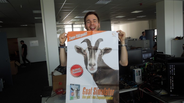 Wir hatten ja gedacht das Thema Goat Simulator endlich ad acta legen zu können. Doch in der Abgabewoche ging der Hype um das dämliche Ziegen-Spiel von Neuem los. Nachdem Poster zum Spiel in der Redaktion aufgetaucht sind, frohlockte vor allem unser Grafik-Guru Raff. Der konnte sich erneut, und wie immer eindrucksvoll, als der größte Goat-Simulator-Fan outen und klebte das Poster auch gleich an die Tür des Testlabors ...
