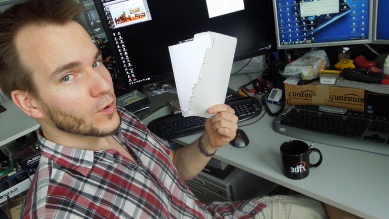 Da ist unser Raff aber platt, dass er höchstpersönlich einen "echten" maschinengeschriebenen Leserbrief erhalten hat. Wie seinem Gesichtsausdruck zu entnehmen ist, scheint der Inhalt dem Grafik-Guru zu gefallen. Doch was stand eigentlich drin in der analogen Post? War es eine Lobeshymne an den 3Dfx-Gott oder fundierte Kritik an einem seiner Tests? Oder hält Raff gar einen Bettelbrief in der Hand? Fragen Sie ihn selbst! :)