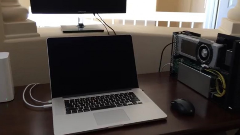 Eine über Thunderbolt 2 an ein Macbook angeschlossene Geforce GTX 780 Ti in einem externen Gehäuse samt Netzteil.