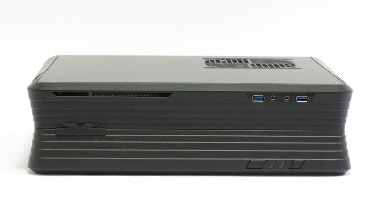 Silverstone Raven RVZ01: Das einer Konsole sehr stark ähnelnde Gehäuse gibt es mittlerweile nicht nur mit spieletauglicher Hardware bestückt als Steam-Machine zu kaufen. Man kann es auch separat erwerben und sich seinen eigenen Spiele-Mini als Konsolenersatz zusammenbauen.