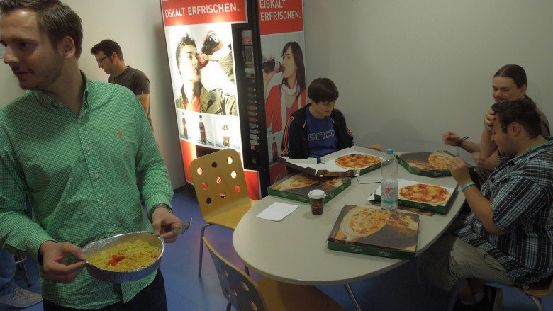 Unser Meister Thilo weiß, wie man die Truppe am letzten Abgabetag motiviert. Nach dem Motto "Ein leerer Bauch tippt nicht gern" hat Cheffe beim benachbarten Italiener Pizza und Pasta ordern lassen und so dem Team das Mittagessen finanziert. Natürlich sagt die ganze Mannschaft brav "Danke" und revangiert sich, indem für die fehlenden Seiten der PCGH 10/14 noch schneller getippt wurde als sonst.