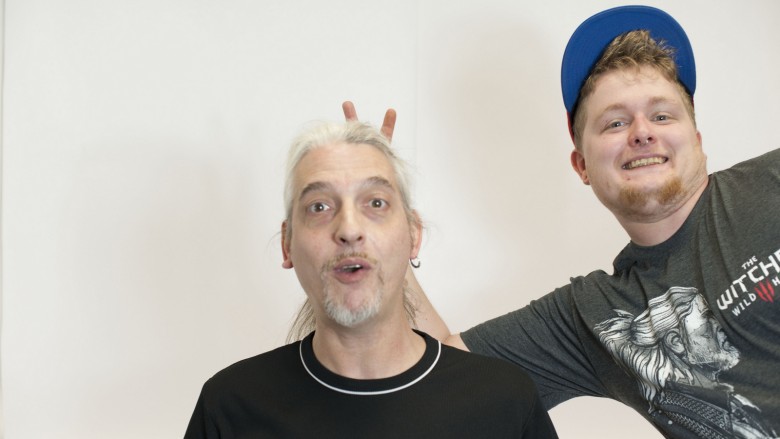 Unser Maskottchen Hasse Ma Hobbit Marcus schafft es aber auch immer wieder sich, in diesen unterhaltsamen Bilderreigen einzuschleichen. Jetzt wollte der "Bird of Abgriff" sein Konterfei sogar zu unser aller Missbilligung für die neuen Teambilder in die Kamera halten. Das konnten wir zum Glück gerade noch verhindern. Nur sein bester Spezi, der Spieleonkel, bemerkte leider erst zu spät, dass sich der kleine, quirlige Kerl bei seinem Team-Foto heimlich von hinten anschlich.