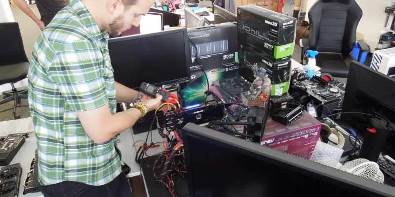 Die Geforce GTX 980/970 im Benchmark-Marathon, Chaos auf dem Schreibtisch und Strippenzieher in der Redaktion - Die PCGH-Abgabewoche in Bildern