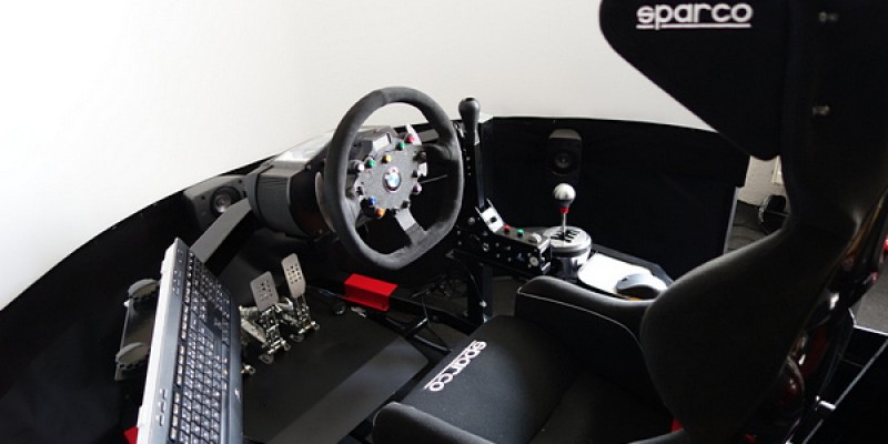 3-Achsen-Rennsimulator mit 180-Grad-Leinwand und 3 Beamern 