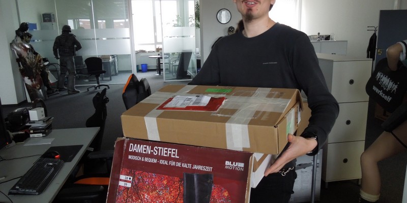 Mit einem Paket, in dem sich ein Paar Damenstiefel befanden, hat unser Neuzugang Torsten Birdman Vogel jetzt aber mal gar nicht gerechnet. Hat ihn da ein Hersteller aufgrund seiner längeren Haarpracht etwa für eine Redaktöse gehalten oder wollte sich etwa ein Leser und Fan des Wasserkühlungskönigs einen kleinen Scherz mit ihm erlauben? Bestimmt nicht, denn der Karton, in dem Torsten sein Testmuster erhielt, wurde einfach nur unglücklich recycled, sodass der ehemalige Inhalt beim Öffnen sichtbar wurde.