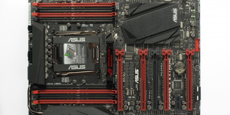 Asus Rampage V Extreme: Das Layout bietet einen ausreichenden Abstand zwischen CPU-Sockel und erstem PCI-Express-Slot und trägt dem Platzbedarf großer Grafikkartenkühler nach Möglichkeit Rechnung.