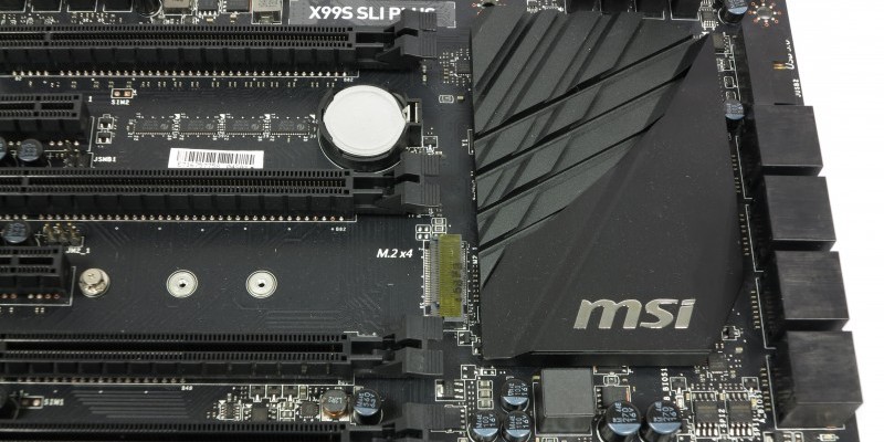 MSI X99S SLI Plus: 10× SATA ist X99-Standard, MSIs M.2-Implementation, die dem Nutzer die Wahl zwischen PCI-3.0- und -2.0-Lane-Sharing lässt, nicht.
