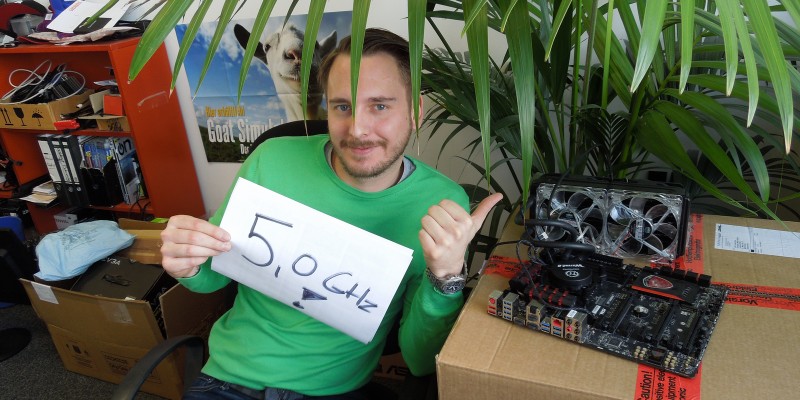 Unser Tom ist ja bestimmt kein Angeber und seine aus dem heimischen Spielerechner entfernte Platine inklusive Wasserkühlung sieht jetzt unbedingt auch nicht besonders spektakulär aus. Da wir aber neben dem Setting mit Grünzeug noch etwas besonderes in diesem Bild zeigen wollten, und zu faul waren unter den CPU-Kühlblock zu schauen, haben wir ihn gebeten, wenigstens noch ein schönes Schild mit der Maximalleistung des Prozessors ins Bild zu halten.
