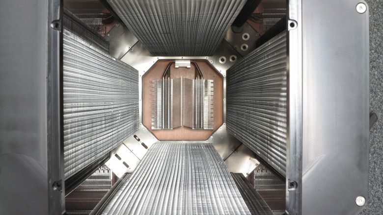 Aquacomputer Gigant 3360 Aluminium, Größenvergleich: Der winzig wirkende Kühlkörper am Ende der Röhre ist ein alles andere als kleiner EKL Alpenföhn Brocken 2.