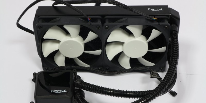 Fractal Design Kelvin S24: Standard-Wasserkühlungsschläuche (mit zusätzlichen Knickschutzfedern) und -Anschlüsse machen Erweiterungen möglich.