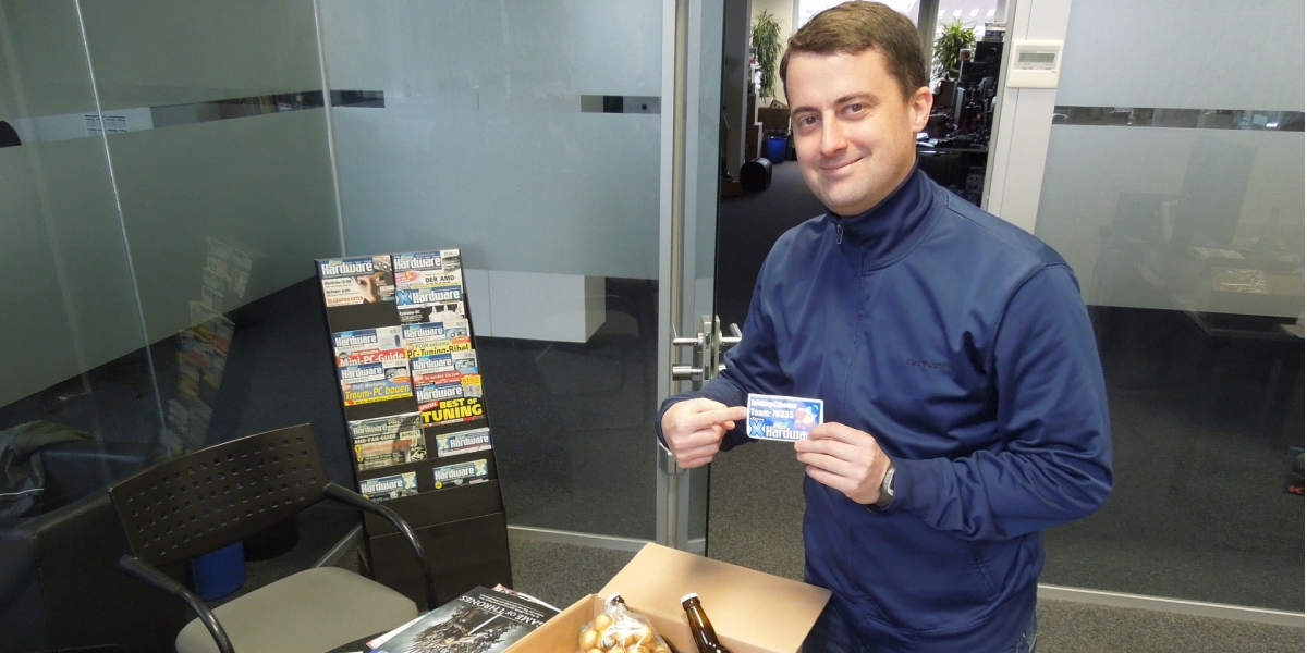 Obwohl uns dieses Präsent-Paket, welches Folding@Home-Mitglieds Abductee als Weihnachtsgruß gedacht hatte, erst im neuen Jahr erreichte, war die Überraschung und Freude trotzdem riesengroß. Und dass nicht nur beim unserem Meister, der sich heimlich schon wieder Gedanken um die Kalorien macht, die er jetzt in den nächsten Tagen wohl aufnehmen wird. Doch wenn wir schon mal zwei große Tüten mit der Salzburger Spezialitäten bekommen, dann geben wir uns doch gerne die Kugel oder Cheffe ;-) Auf jeden Fall nochmal ganz, ganz vielen Dank an den Spender!!!! (1)