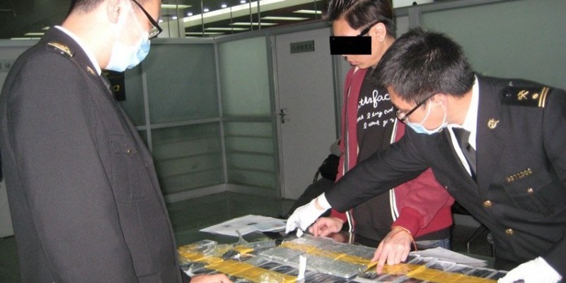 iPhone 6: Schmuggler wird in China mit 12 Kilo Smartphones am Körper gestellt
