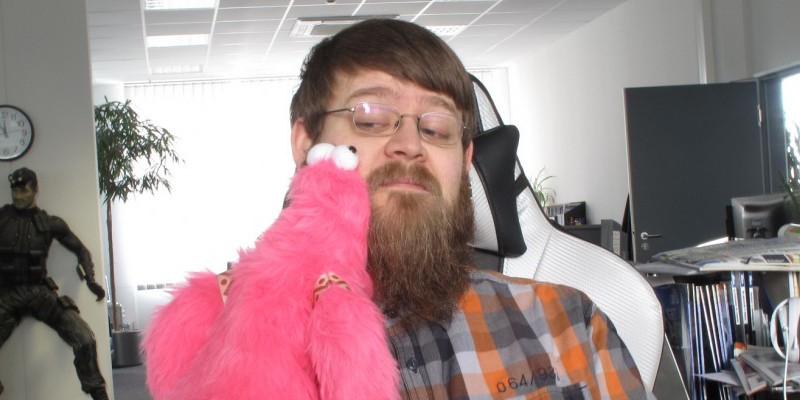 So hatte sich Doc Overclock seine erste Begegnung mit dem Vieh nicht vorgestellt. Statt mit dem Forenboss einen ordentlichen Plauschen zu halten hat Stö's neuer Kumpel viel mehr Spaß daran unserem Stephan am zugegeben schon markanten Rauschebart zu zupfen. Doch wie auch das wildeste Getrolle im Forum nimmt Herr Wilke die Sympathiebekundungen des pinken Plüschkerls ziemlich gelassen hin. Trotzdem bleibt er skeptisch, ob das Gesichtshaar nicht doch Schaden nimmt.