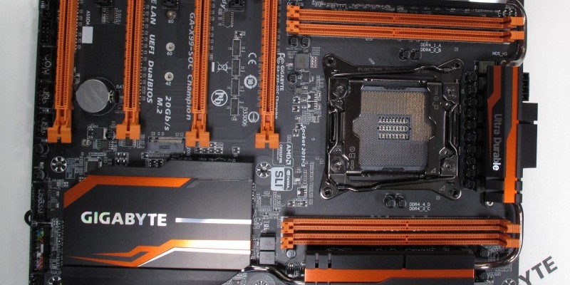 GA-X99-SOC Champion: Weniger RAM-Slots, dadurch stabilere Signalwege und im Gegenzug mehr Kühlkörper für Extrem-Übertakter.