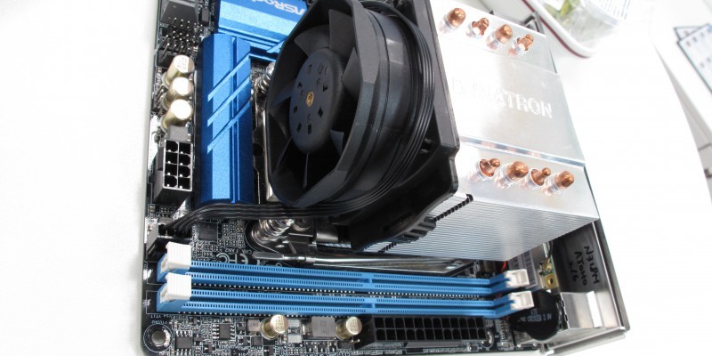 X99E ITXac: Trotz narrow-ILM passen nur zwei Speichermodule auf die Platine, dass Quad-Channel-Interface wird ausgebremst.