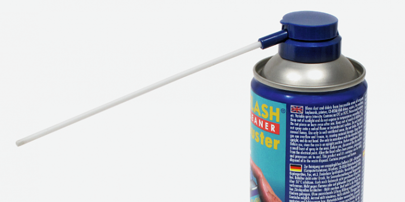 Staub setzt sich vor allem in Kühlkörpern fest. Zur Reinigung empfehlen sich zum Beispiel ein Blasebalg und Druckluftspray, aber auch Mal- oder Schminkpinsel.