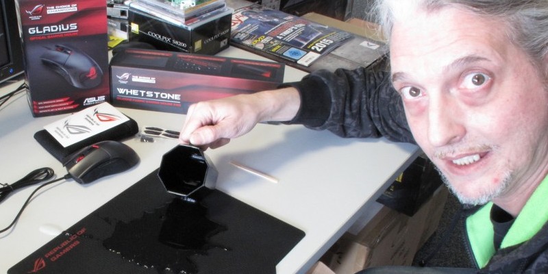 Der Spieleonkel scheint gegen Ende der Abgabewoche irgendwie schon wieder Langeweile zu haben und macht mit seinen Mauspads komische Experimente. Was als Protest gegen die schlechte Kaffeequalität im Verlag oder als Stillleben mit dem Motto "Der Kaffee ist undefinierbar" durchgehen könnte ist ein wichtiger Versuch, der bestätigen soll, dass das auf Silikon gefertigte ROG Whetstone Gaming Mousepad auch wie versprochen wasserabweisend ist.