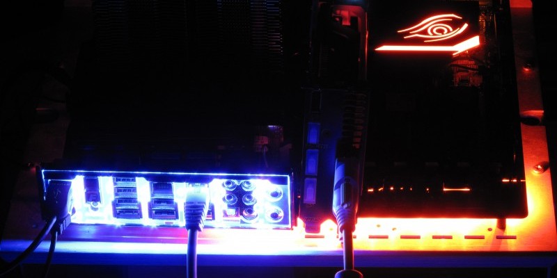 Mainboards mit beleuchteten Kanten gibt es viele. Gigabyte ging einen Schritt weiter und beleuchtet das I/O-Panel des X99-Gaming G1 Wifi. Bei der nächtlichen Suche nach dem richtigen Anschluss hat das sogar praktischen Nutzen.
