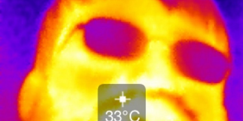 Unser Forenboss mit dem Rauschebart macht sogar vor der Wärmebildkamera noch eine coole Figur - wobei "cool" hier Programm ist. Thermo Man bringt nämlich gerade einmal 33 Grad Celsius auf das Display. Aber unser Stephan ist immer wieder ein gern genommenes Motiv für die Wärmebildkamera. Ob das wohl an seinem temperaturabweisenden Bart liegt - zumindest wird das redaktionsintern gemunkelt.