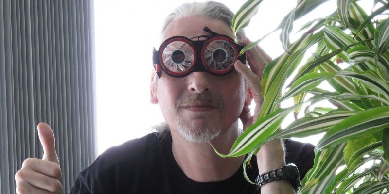 Dieses Bild ist der beste Beweis dafür, dass es in unserer Redaktion auch immer mal lustig zugeht. Ein Kollege, der für (fast) jeden Spaß zu haben ist, ist unser Spieleonkel. Als der Redaktions-Oldie diesen RAM-Kühler bei Doc Overclock Wilke auf dem Schreibtisch entdeckte, kam ihm sofort die Idee für diesen "Spökes" oder "Schabernack", wie das Urgestein aus dem Pott zu sagen pflegt. Ok, man könnte jetzt auch behaupten, dass der Spieleonkel eine brandneue Augenkühlungsbrille ausprobiert hat, aber das fänden Sie doch nicht wirklich lustig, oder?