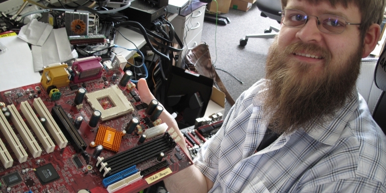 Gute Laune bei Stephan anlässlich seines Retro-Tests für die kommende Ausgabe: Beim Durchforsten der dunkelsten Ecken unseres Lagers nach ausreichend gereifter Hardware stieß Stephan auf dieses MSI-Modell, das offensichtlich unter der der Marke unseres Meisters veröffentlicht wurde. Ja, Jonathan "Fatal1ty" Wendel, sieh dich vor!