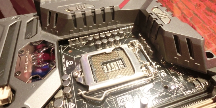 Asus Sabertooth Z170 Mark 1: Die Öffnungen in der Plastikverkleidung lassen sich zwecks Luftstrom-Lenkung verschließen.