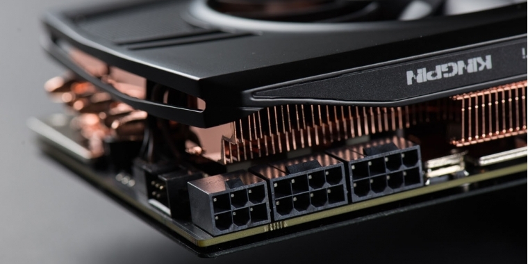 EVGA GTX 980 Ti Kingpin Edition: Nahaufnahmen zeigen viel Kupfer und drei Stromstecker. (1)