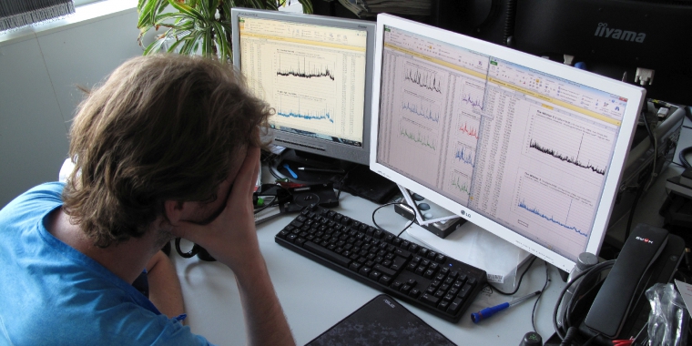 Auf diesem Bild sehen Sie nicht etwa unseren Hobby-Geologen Phil beim Auswerten von Seismographenmessungen aus dem Großraum Nürnberg-Fürth, sondern den Spiele-Profi beim Interpretieren von Frame-Verläufen, die Sie in der PCGH 09/2015 bewundern dürfen. Die Kontemplation über die zittrigen Linien scheint geistig sehr ermüdend zu sein, worauf der abgestützte Kopf hindeutet. Aber vielleicht liegt es auch nur an der frühen Stunde von 10 Uhr vormittags, zu der dieses Bild entstand.