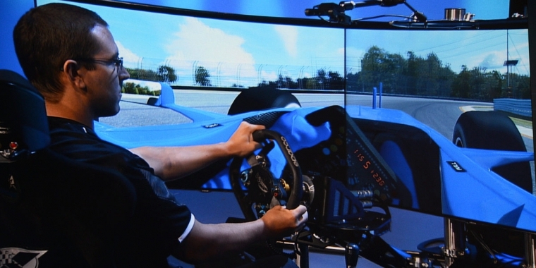 Der Rennwagensimulator von iRacing hat ein RealSense-Auge auf den Fahrer und passt die Ansicht auf den 4K-Bildschirmen den Kopfbewegungen entsprechend an. (2)