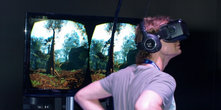 Eins der Highlights der Gamescom 2015 war mit Sicherheit der Cyberith Virtualizer, der am Caseking-Stand zu bewundern war. Natürlich wollten auch wir das vor Ort liebevoll "Auf-die-Fresse-Fall-Simulator" getaufte Gerät testen. Da unserem Spieleonkel jedoch schon im letzten Jahr beim Spielen mit der VR-Brille schlecht geworden ist, musste ein anderes Opfer, Korrektur, ein anderer Redakteur ran. Die Wahl fiel auf den Audio-Phil, der nach einiger Eingewöhnungszeit mit dem Laufstall sehr gut klar kam. Und wenn wir ehrlich sind, macht unser Goldöhrchen, wie man sieht, auch hier eine gute Figur.