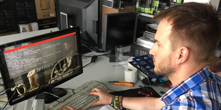 Als stolzer Besitzer einer Voodoo 5 6000 ist unser Kantenglättungskönig natürlich auch ein großer Fan des Retro-Gamings. Also ließ es sich der Hüter des Seitenplans auch nicht nehmen, am Retro-Artikel "So war's vor 15 Jahren" mitzuwirken. Und wenn er an die alten Zeiten denkt, dann sieht er es auch nicht so genau mit flimmernden Kanten und Auflösungen von 640 × 480. Aber was spielt bencht, Herr Stöwer, bencht! Herr Vötter da eigentlich? Raten Sie doch mal per Kommentarfunktion.